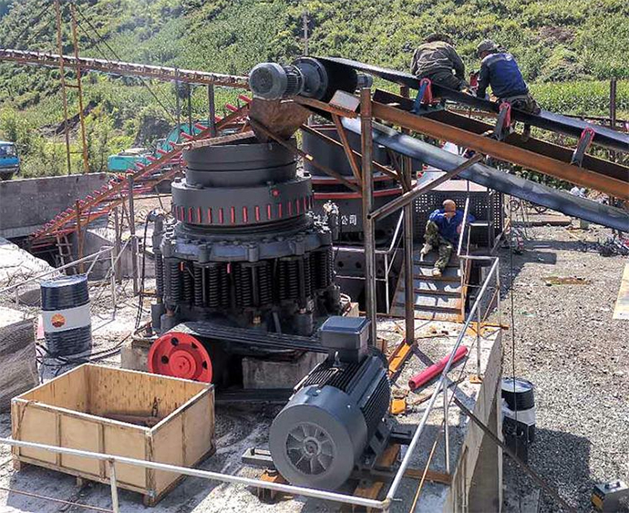 礦山圓錐破碎機(jī)作業(yè)現(xiàn)場 礦山圓錐破碎機(jī)作業(yè)現(xiàn)場
